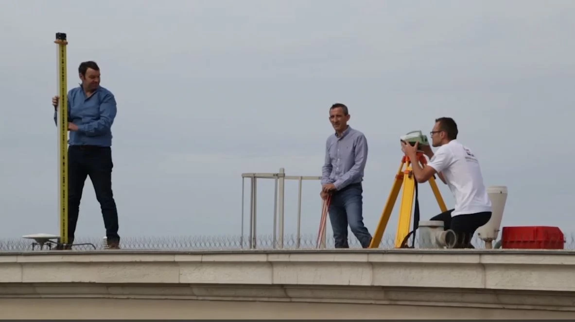 Géomètres-experts réalisant un nivellement de précision au niveau d’un marégraphe, lors de l’opération nationale Marégraphes 2016.