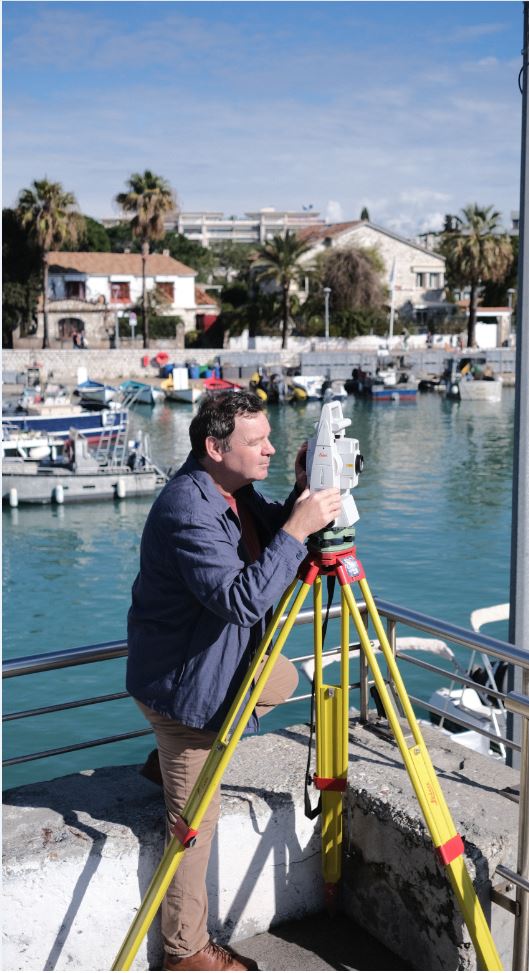 icolas Fiker réalisant un relevé topographique avec une station totale au port de Cagnes-sur-Mer